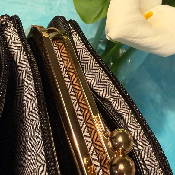 VINTAGE Women’s Black Leather Crossbody
Handbag/Purse with Kiss-Lock Top - Picture 7 of 12